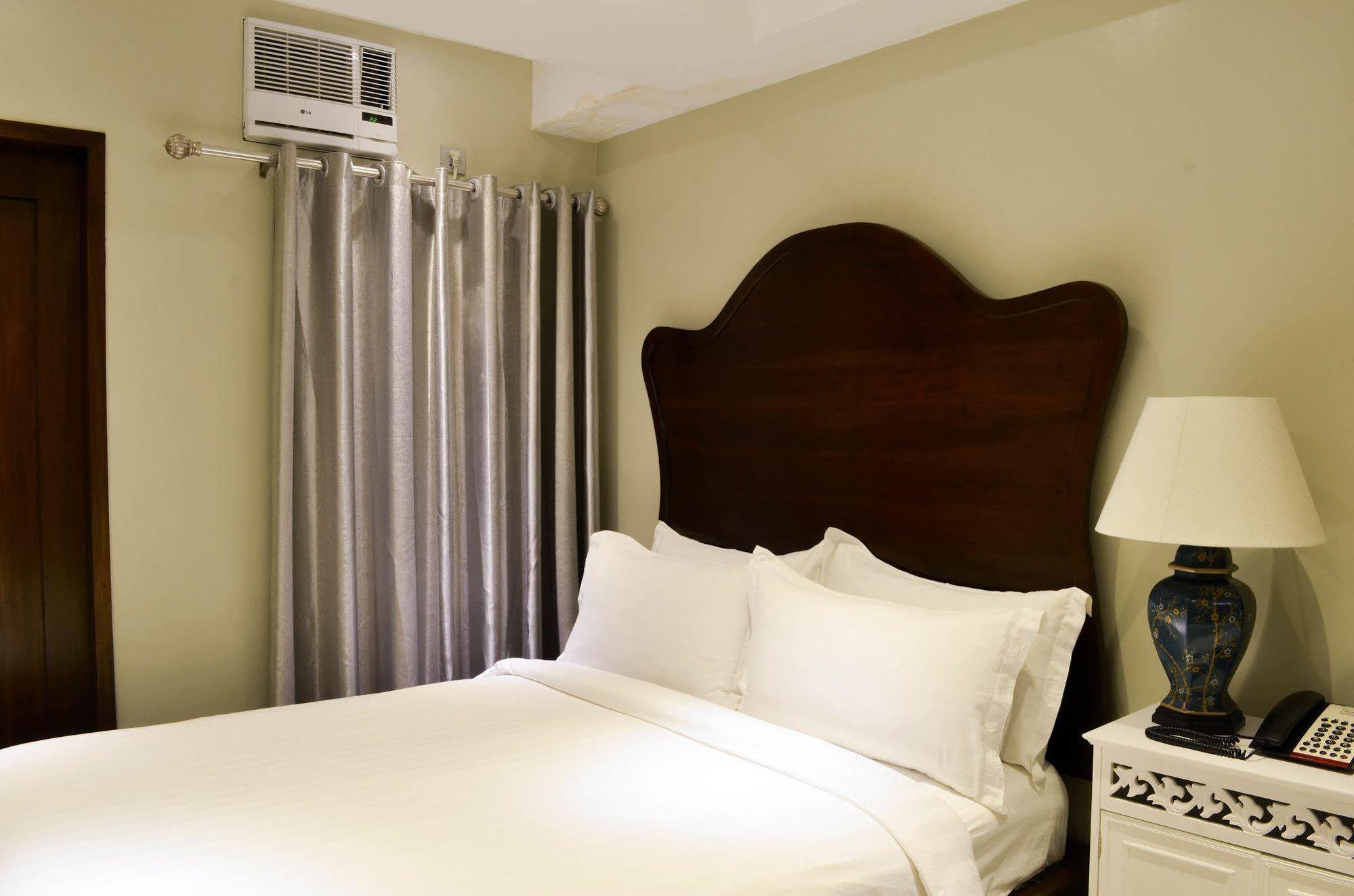 Ritz Hotel Angeles Exterior photo